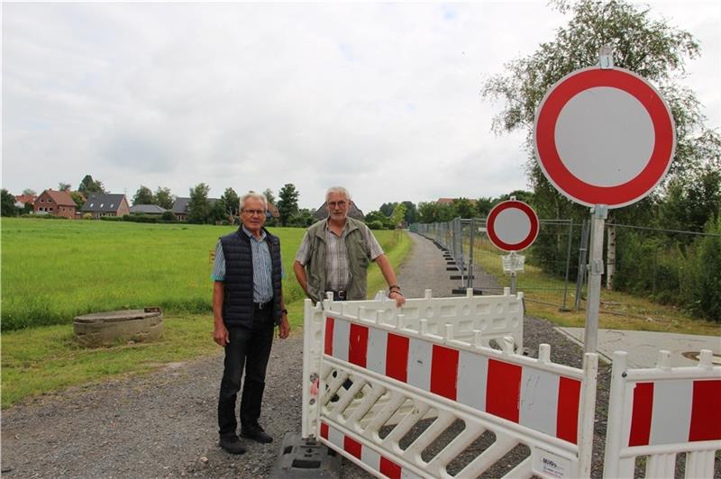 Anwohner Hans Heinrich Cohrs (links) und CDU-Ratsherr Heinrich Bröhan vor dem seit sieben Monaten gesperrten Zufahrtsweg. Foto: Richter