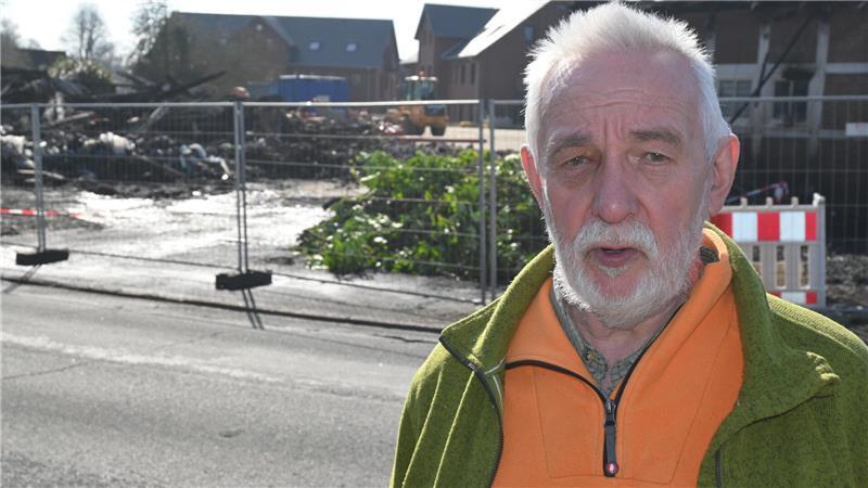 Helfer, Helden, Historie: Ein Großbrand wütet in Dollern Anwohner Uwe Edeler informierte seine Nachbarn über das ausgebrochene Feuer. Im Hintergrund sind die Trümmer des Hofes zu sehen.