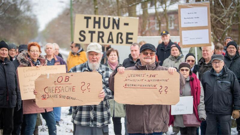 Grundwasser-Geschädigte machen mobil: „So schlimm war es noch nie“ Anwohner aus Bremerhaven-Wulsdorf, Geestemünde und Grünhöfe protestieren. Im Bild vorne: Günter Schwellnus und Peter Velden.