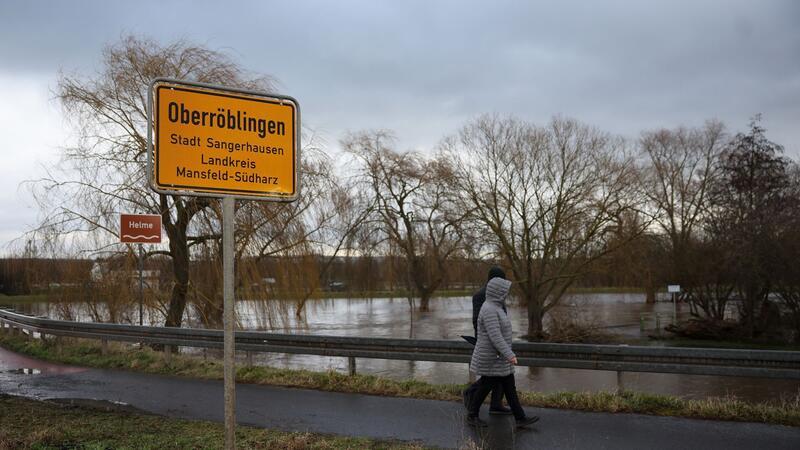Scholz erneut im Hochwassergebiet: Kritik von Anwohnern Anwohner aus Oberröblingen auf einer vom Hochwasser umschlossenen Straße. Die Lage hier bleibt weiter angespannt.