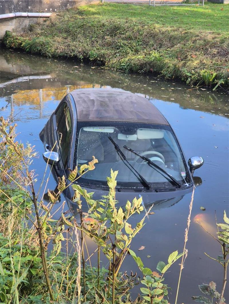 Unfall in Jork: Auto landet in Fleet – Totalschaden Anwohner befreiten die Frau aus dem gesunkenen Fiat.
