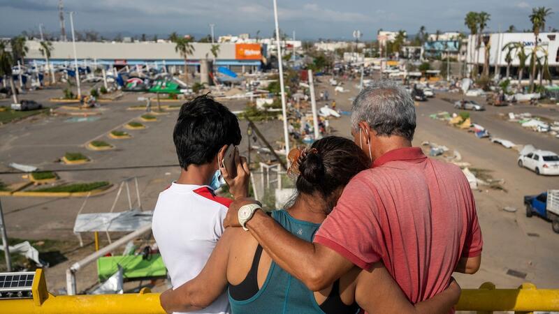 Aktivisten warnen: Kosten des Klimawandels unterschätzt Anwohner betrachten die durch den Hurrikan „Otis“ verursachten Schäden im mexikanischen Acapulco.