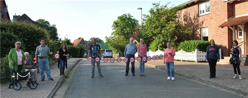 Anwohner demonstrieren in der Dorfstraße für eine Tempo-30-Zone und Maßnahmen gegen Raser. Foto: Lohmann