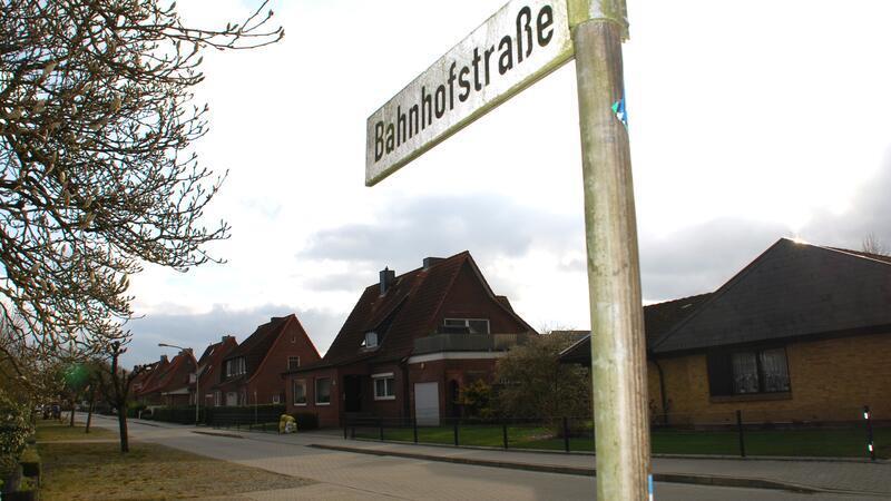 Nach Anwohner-Kritik: Apensen schafft Strabs ab - werden jetzt die Steuern erhöht? Anwohner der Bahnhofstraße müssen nicht für die Straßensanierung zahlen.