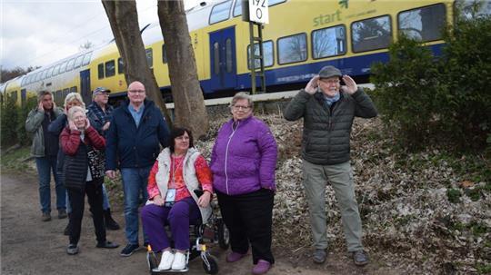 Anwohner der Bahnstrecke entlang der Siedlung Zum Heidberg empfinden die Zuggeräusche als störend und laut. Sie machen sich für den Bau der von der Deutschen Bahn geplanten Lärmschutzwand entlang der Ortsdurchfahrt in Neukloster stark.