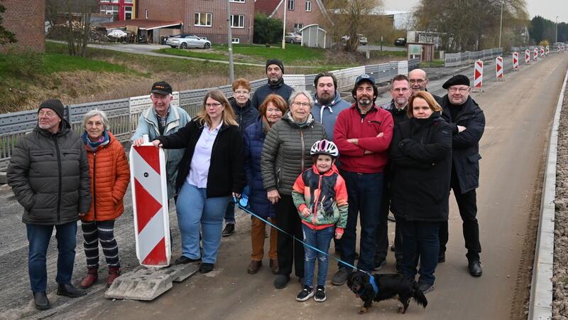 Anwohner der K39 in Jork-Hinterbrack fordern mehr Informationen über die Abläufe auf der Baustelle.