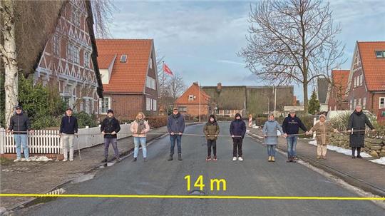 Anwohner der L140 bilden eine 14-Meter-Menschenkette in Steinkirchen.