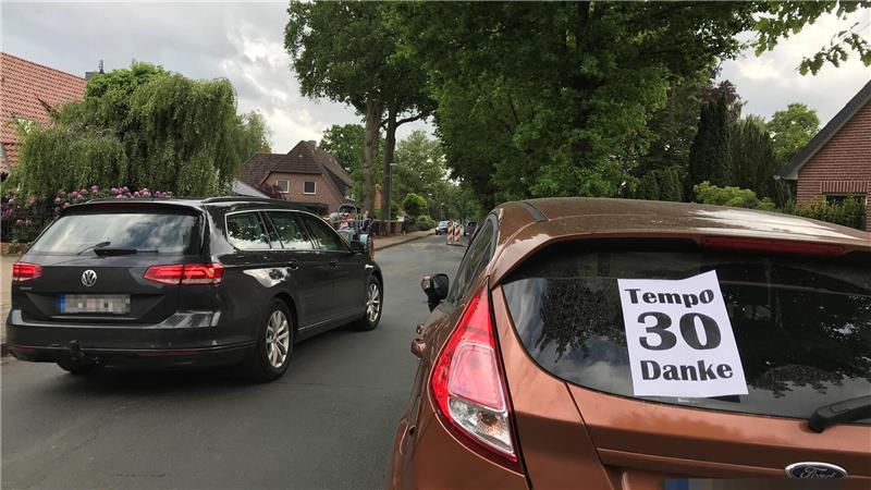 Slalom fahren wegen Rasern: So protestieren Oldendorfer gegen Temposünder Anwohner der Schützenstraße in Oldendorf protestierten gegen zu schnelles Fahren. Wo Tempo 30 gilt, wird oft schneller als 50 km/h gefahren.