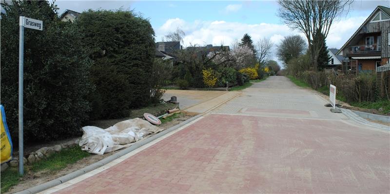 Anwohner des oberen Graswegs in der Ortschaft Ottensen wollen nicht, dass der Weg ausgebaut wird. Der Kreuzungsbereich von Pirolstraße und Kirchweg wird gerade ausgebaut, eine Abzweigung endet an der Piste.