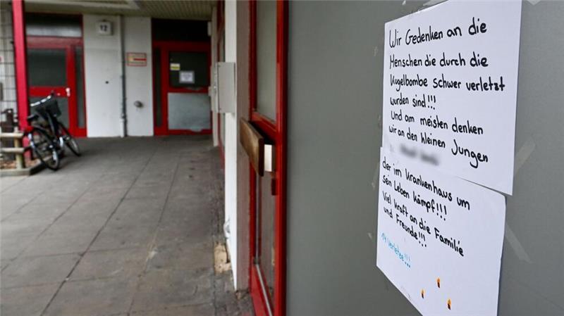Kugelbombe verletzt Kind - Mutmaßlicher Täter identifiziert Anwohner drücken ihre Anteilnahme aus nach der Explosion einer Kugelbombe zu Silvester, die mehrere Menschen zum Teil schwer verletzt hat.