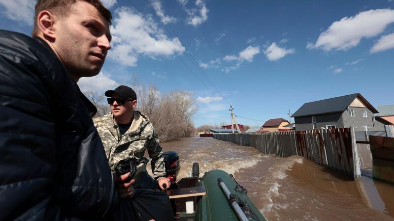 Anwohner fahren in ihrem Schlauchboot, um bei der Evakuierung von Menschen in Orenburg zu helfen.