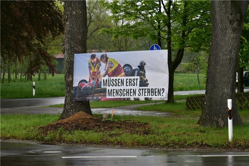 Anwohner haben einen Banner als Zeichen des Protests an der unfallträchtigen Kreuzung in Kammerbusch platziert. Foto: Beneke