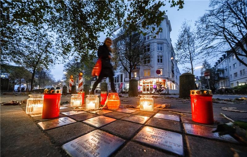 Anwohner haben im Grindel-Viertel Kerzen an den Stolpersteinen, die an die Deportation und Ermordung von Juden im Dritten Reich erinnern sollen, abgestellt. Archivfoto: Markus Scholz/dpa