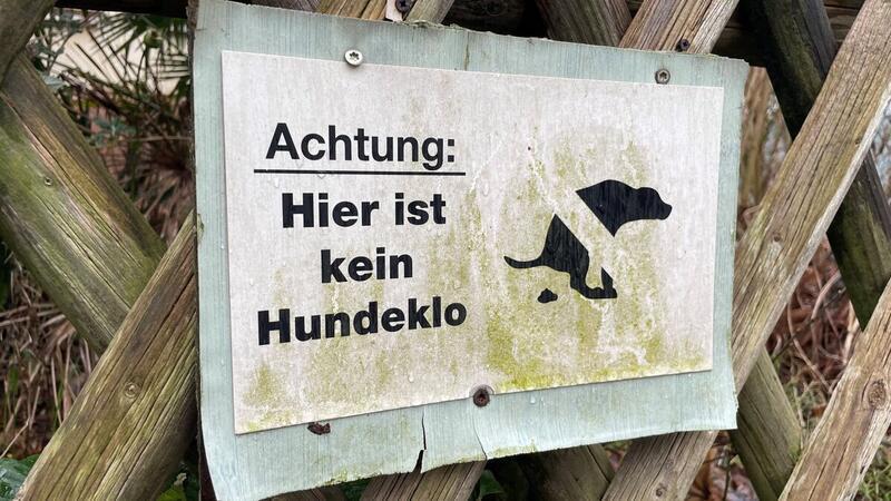 Anwohner in Cuxhaven haben offenbar schon vor längerer Zeit dieses Schild installiert.
