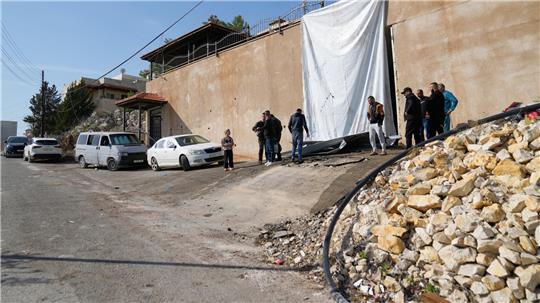 Anwohner inspizieren die Garage, in der israelische Streitkräfte am Donnerstag zwei palästinensische Männer in der besetzten Westjordanlandstadt Dschenin getötet haben. 