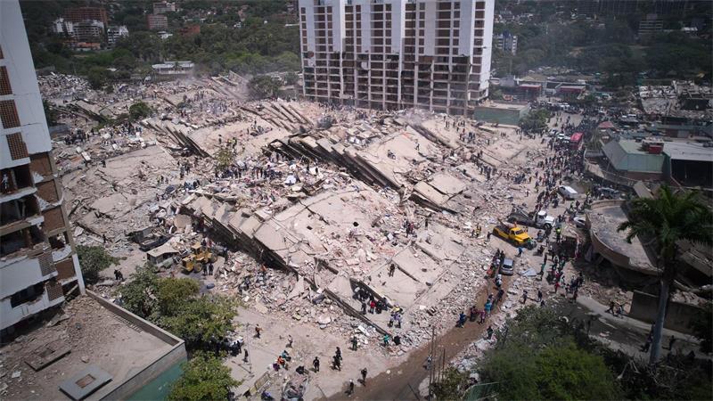 Anwohner und Rettungskräfte durchsuchen zwei Tage nach den Erdbeben in Venezuela Trümmer in La Guaira.