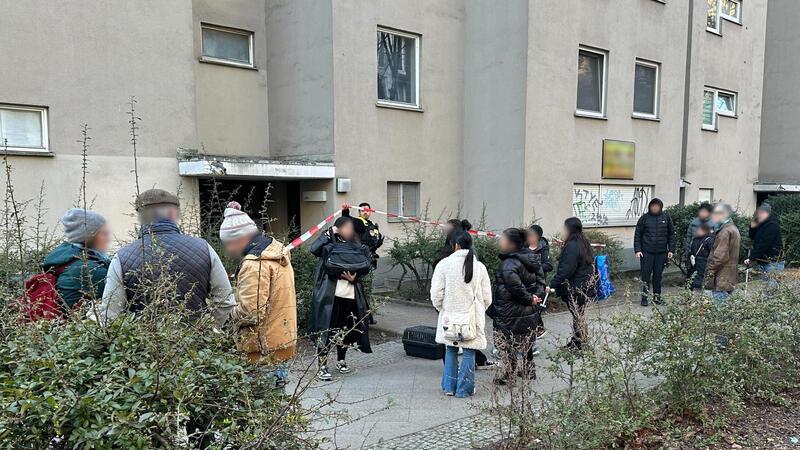 Sprengstoffgefahr: Wohnblock von früherer RAF-Terroristin Klette geräumt Anwohner vor dem Wohnhaus in Berlin-Kreuzberg.