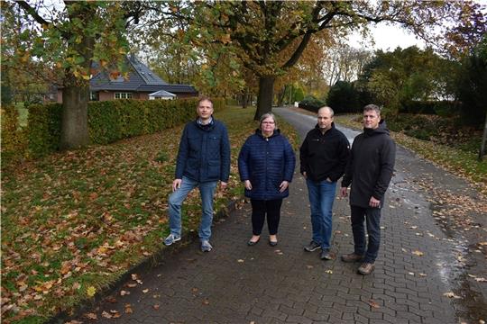 Anwohnerprotest auf dem Thekla-von-Düring-Weg: Stefan Oellrich, Britta Sachs, Wolfgang Mehrkens und Matthias Schröder (von links) setzen sich für den Grünstreifen zwischen Eichen und Buchenhecke ein. Foto: Vasel