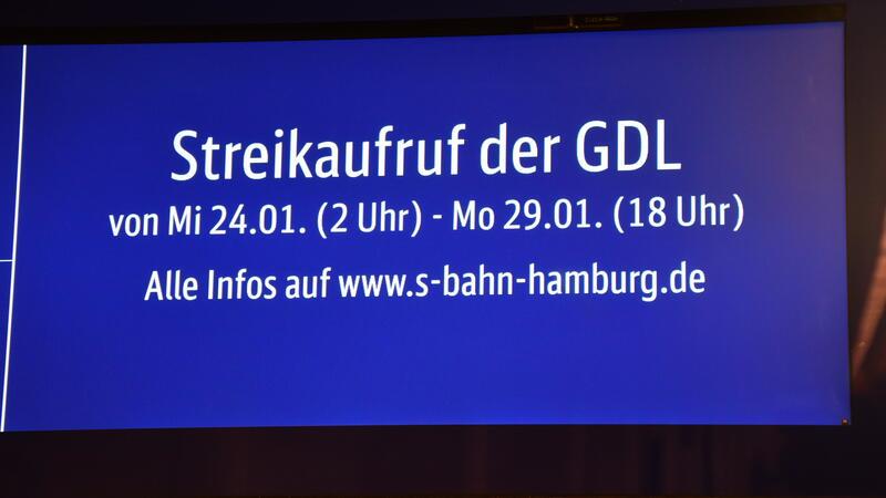 Anzeige im Dialogdisplay auf dem Bahnsteig: Die S-Bahn Hamburg informiert die Bahngäste über den Streik der Lokführer.