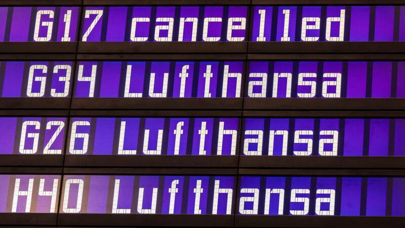 Anzeigetafel am Flughafen München: Die Flugbegleiterinnen und Flugbegleiter der Lufthansa und der Lufthansa Cityline streiken.