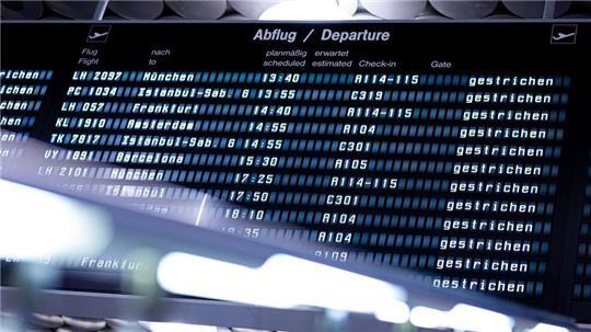 Anzeigetafel im Flughafen Hannover-Langenhagen. Über 4.300 Klagen wegen Verspätungen und Ausfällen von Flügen gab es 2024 am Amtsgericht Hannover. (Symbolbild) 