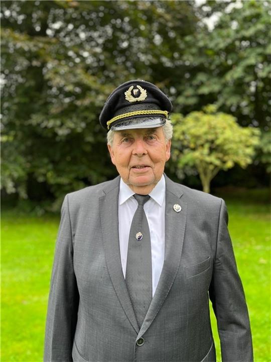 Anzug, Schlips und Vereinsnadel, dazu die Mütze - so tritt der Kriegerverein Brobergen zu offiziellen Anlässen an, wie Vorsitzender Horst Schimkatis zeigt. Fotos: Klempow