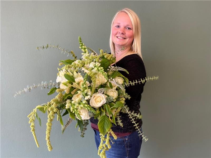 Apensen blüht auf: Marieke Holthusen mit einem von ihr zusammengestellten Blumenstrauß. Fotos: Lepél