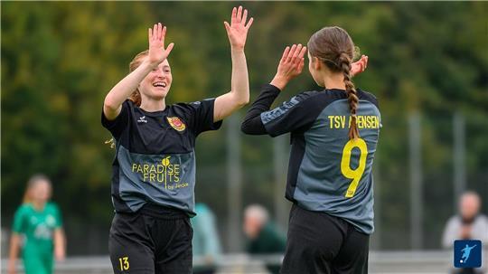 Apensen gewinnt Derby - A/O II mit zwölf unerklärlichen Minuten Apensen gewinnt das Derby, hier Merret Buchholz (links) und Jana Drechsel.