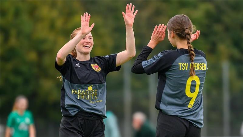 Apensen gewinnt Derby - A/O II mit zwölf unerklärlichen Minuten Apensen gewinnt das Derby, hier Merret Buchholz (links) und Jana Drechsel.
