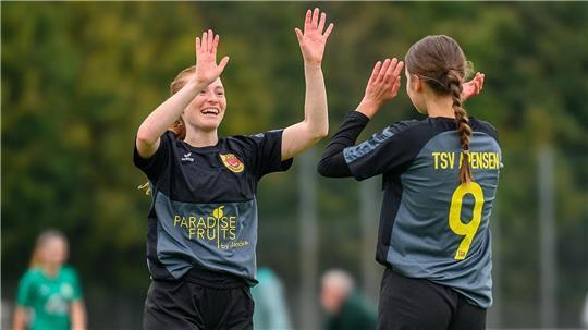 Apensen gewinnt Derby - A/O II mit zwölf unerklärlichen Minuten Apensen gewinnt das Derby, hier Merret Buchholz (links) und Jana Drechsel.