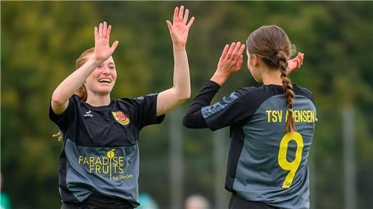Apensen gewinnt das Derby, hier Merret Buchholz (links) und Jana Drechsel. (Archivbild)