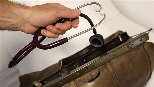 Apensen sucht dringend einen Hausarzt (Symbolbild). Foto: Oliver Berg/dpa