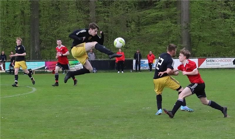 Apensens Jonas Dammann akrobatisch in dem Spiel beim SV Agathenburg/Dollern. Der TSV gewann mit 2:1. Foto: Brunsch