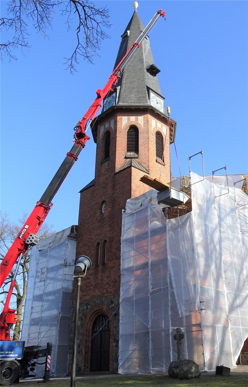 Apensens Kirche trägt derzeit ein weißes Kleid . Das Zelt wurde dem Gotteshaus übergestülpt, damit die Dacharbeiten auch in der kalten Jahreszeit ausgeführt werden können. Fotos Lepél