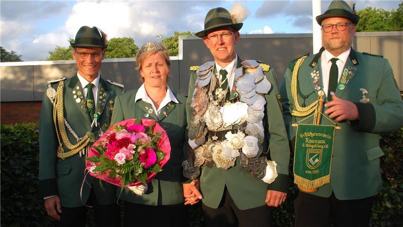 Apensens Königspaar Oliver Dammann und Ehefrau Inga mit den Adjutanten Lukas Bauernsachs (rechts) und Heiner Tobaben (links).