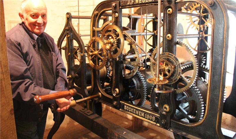 Apensens Küster Helmut Buck zieht die mechanische Kirchturmuhr von 1909 einmal in der Woche von Hand auf. Fotos Michaelis