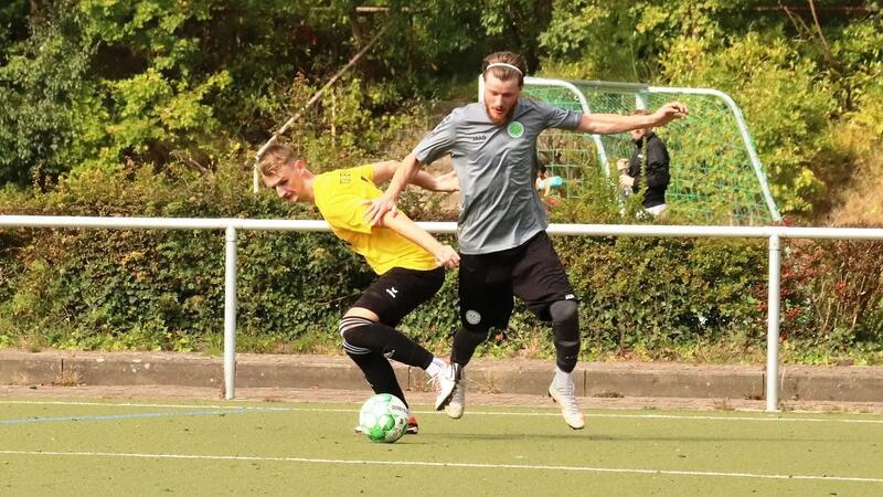 Apensen holt sich ersten Dreier bei Schlusslicht Buxtehude-Altkloster Apensens Marvin Kanter (links) im Zweikampf mit dem neuen und guten Buxtehuder Offensivspieler Stefan-Dumitru Minoiu.