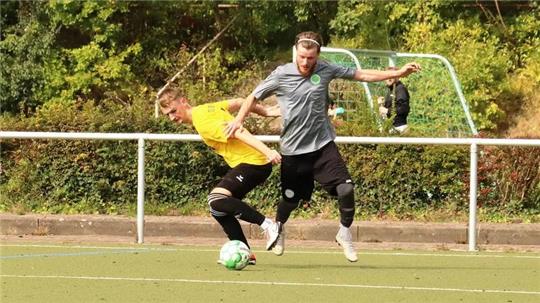 Apensens Marvin Kanter (links) im Zweikampf mit dem neuen und guten Buxtehuder Offensivspieler Stefan-Dumitru Minoiu.