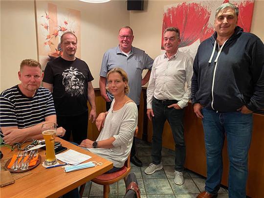 Apensens SPD freut sich mit dem erfolgreichsten Wahlkämpfer in der Samtgemeinde, Siegfried Stresow (hinten Mitte).
