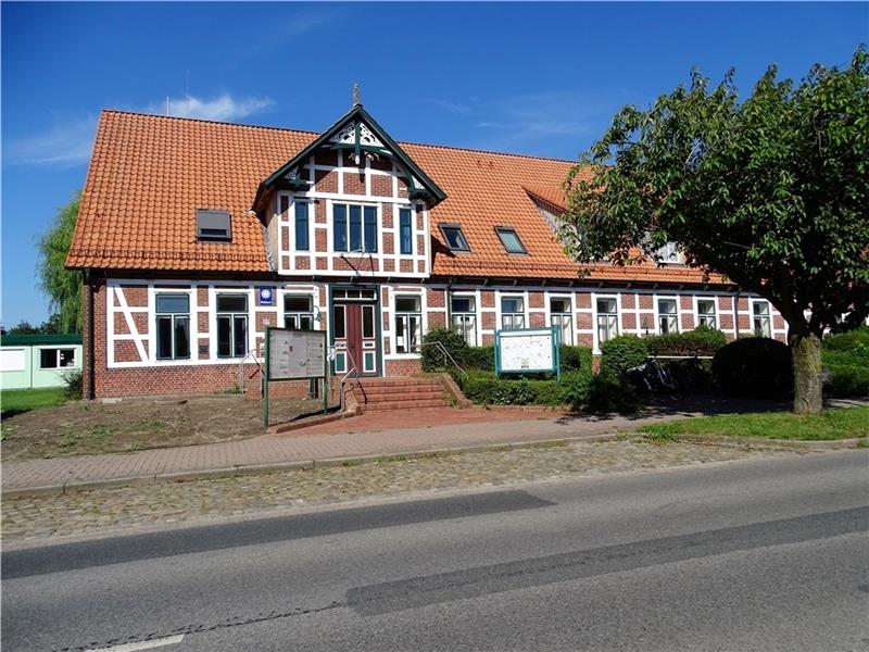 Apensen: Samtgemeindebürgermeisterin erntet Kritik mit Personal-Wunschliste Apensens Verwaltungschefin Petra Beckmann-Frelock wünscht sich deutlich mehr Personal für das Apensener Rathaus Junkernhof. Foto: Lepél