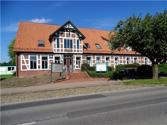 Apensens Verwaltungschefin Petra Beckmann-Frelock wünscht sich deutlich mehr Personal für das Apensener Rathaus Junkernhof. Foto: Lepél