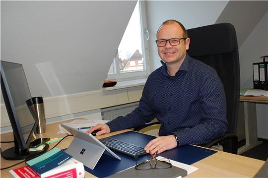Apensens neuer Kämmerer Kai Pauls an seinem Schreibtisch. Foto: Laudien