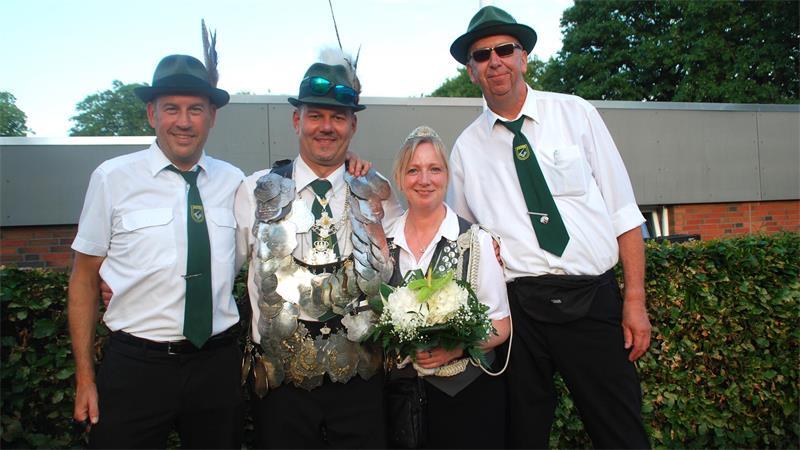 Apensens neues Königspaar Kai Elmers und Ehefrau Sandra mit den Adjutanten Alexander Lück (links) und Rolf Hilck.