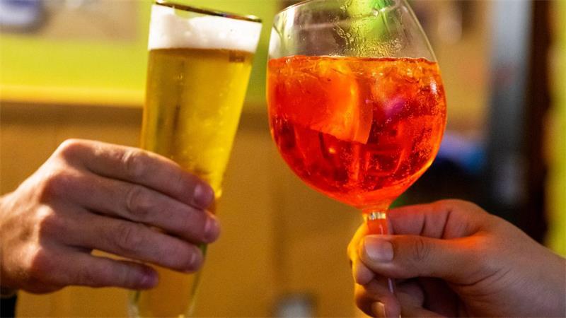Aperol Spritz läuft vor allem bei Frauen anderen alkoholischen Getränken wie Bier den Rang ab. (Archivbild)