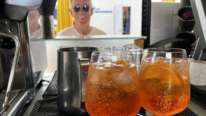 Aperol-Time am Lühe-Anleger: Michael freut sich auf seinen Drink.