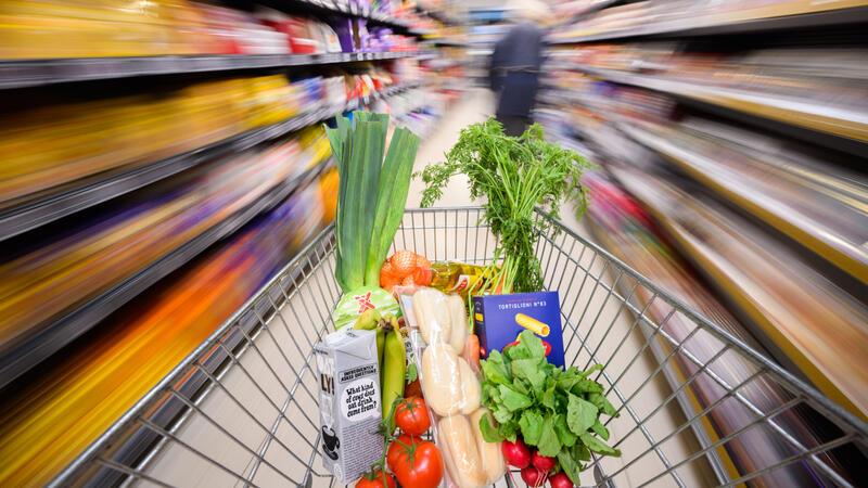 Nächstes Produkt im Supermarkt wird knapp und teurer Apfelsaft dürfte in den kommenden Monaten in Supermarktregalen knapper und damit für Verbraucher teurer werden.