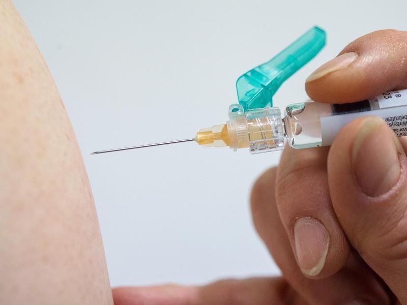 Apotheken sind in Zukunft grundsätzlich zur Grippeschutzimpfung berechtigt, wenn das Personal dafür entsprechend geschult wurde. Foto: Gollnow/dpa