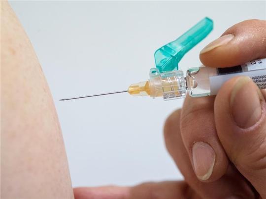Apotheken sind in Zukunft grundsätzlich zur Grippeschutzimpfung berechtigt, wenn das Personal dafür entsprechend geschult wurde. Foto: Gollnow/dpa