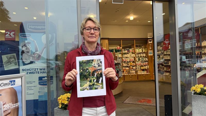 Vollsperrung des Kreisels in Apensen: Was Autofahrer wissen müssen Apothekerin Andrea Kröger von der Delm-Apotheke zeigt eine Aufnahme des gesperrten Kreisels (rot), die von der Baufirma verteilt wurde.