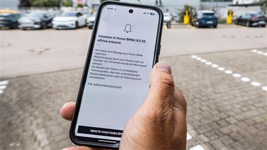 App-Alarm kann helfen: Im Test warnten einige Fahrzeuge mit Blinkern, Hupe oder Hinweis auf dem Handy – trotzdem gilt: Kinder und Tiere bei Wärme niemals im Auto lassen. 